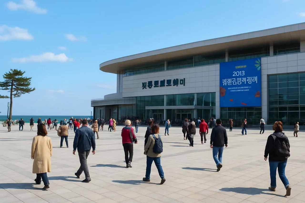 센터 앞 광장과 주변 해안 풍경