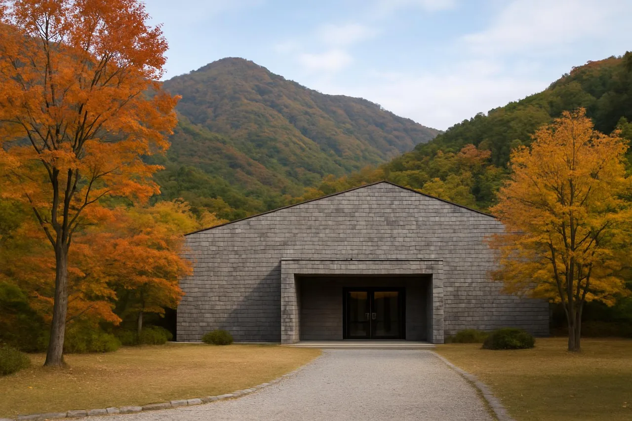 가을빛이 도는 양구백자박물관 외관과 주변 산림